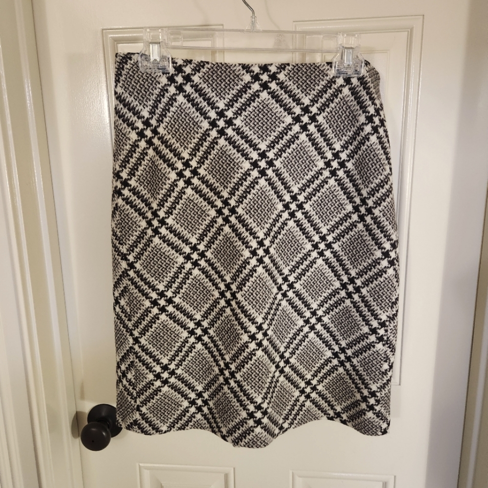 Ann Taylor classic wool skirt.  Size 6.  Excellent condition.